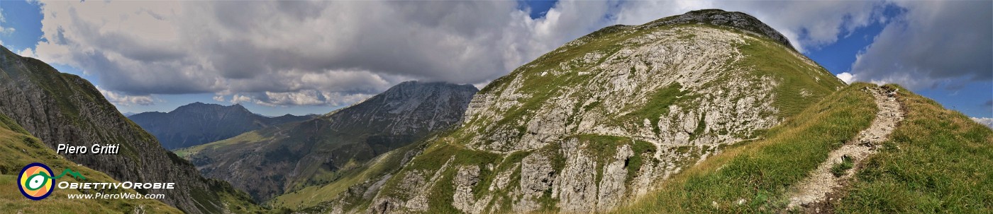 56 Vista sul sent. 237 in discesa-traverso da Bocchetta di Grem a Bocchetta di Cimetto.jpg